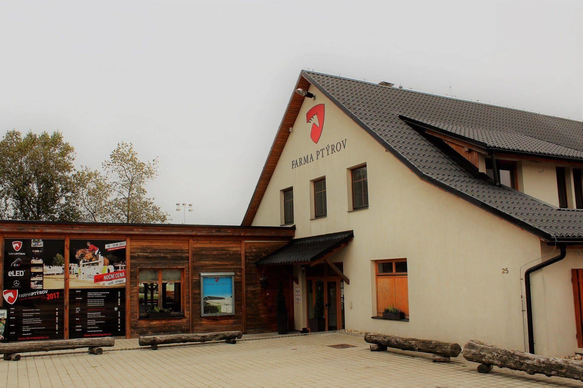 Hotel Farma Ptyrov Mnichovo Hradiště Zewnętrze zdjęcie